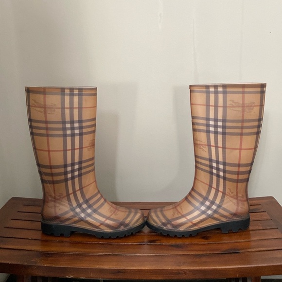 Burberry rain boots - Picture 3 of 8
